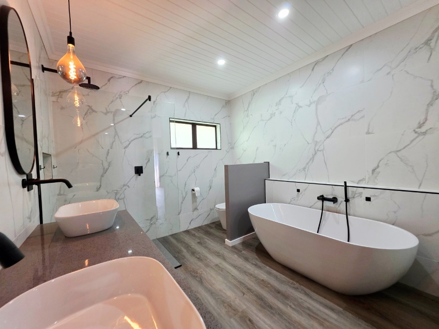 5 Bedroom Property for Sale in Langenhovenpark Free State